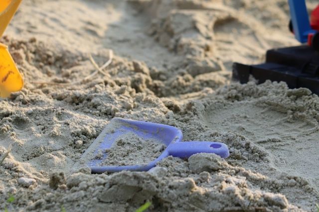В Казани девочку по пояс затянуло в песок на детской площадке
