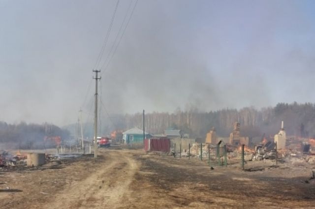 СК начал проверку после пожара в Шиловском районе — сгорело 15 домов