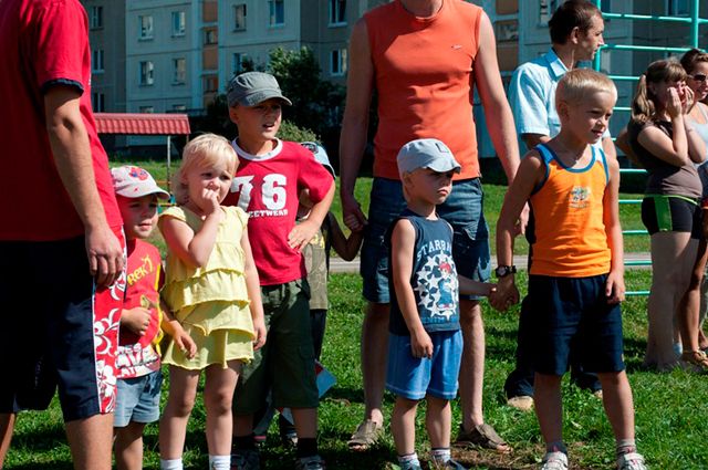 Московская многодетная семья. Реновация в Москве многодетные семьи. Многодетные Московский Бакины.