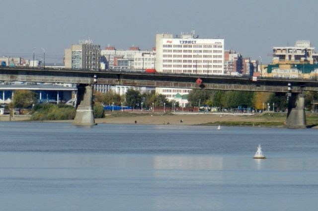 В Омске до 10 августа заменят два деформационных шва Ленинградского моста
