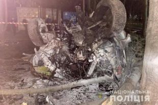 В Одессе легковушка вылетела с дороги во двор: есть жертвы.
