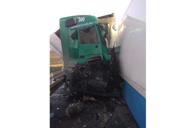 В Тамбовской области в столкновении четырех грузовиков погиб водитель