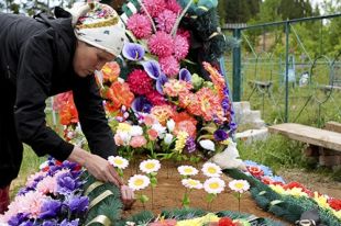 Гробки: в Минсреды предложили церквям отказаться от пластиковых цветов