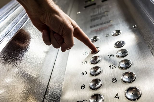 В Туле продолжается замена лифтов в многоквартирных домах