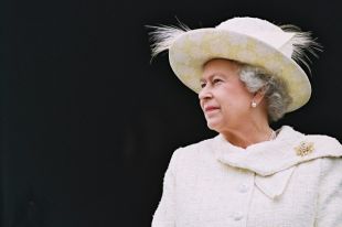 Елизавета II вернулась к обязанностям после смерти супруга