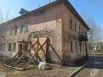Разрушающуюся стену дома ул. 60 лет Октября, 20 "укрепили" деревянными подпорками.