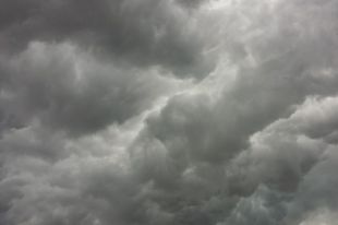 Возможны падения конструкций и деревьев.