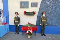 Мемориальную доску установили на фасаде оренбургского лицея №5.