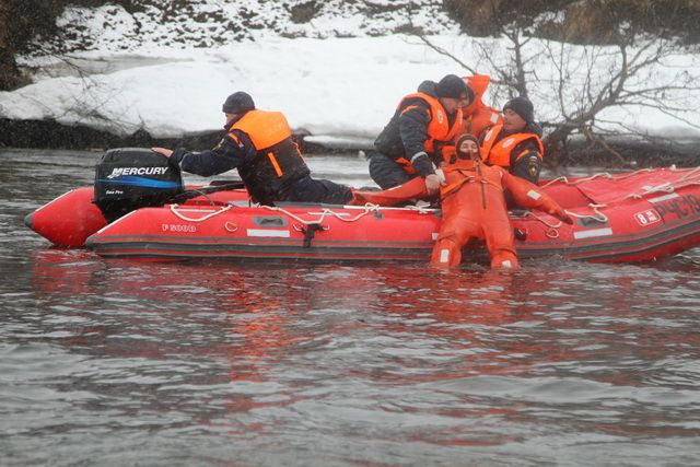 Камчатские спасатели эвакуировали «пострадавших от паводков»