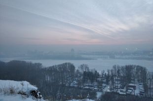 Режим «черного неба» в регионах России вводят, как правило, при сочетании безветренности и высокой влажности.