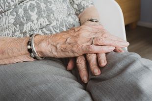 В присутствии судебного пристава бабушка встретилась с внуками, которые по ней соскучились.