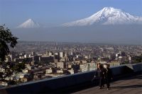 Вид на Ереван. На заднем плане - гора Арарат.