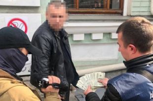 В Киеве на взятке в две тысячи долларов задержали чиновника полиции