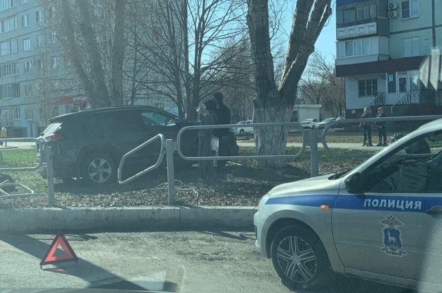 В Новокуйбышевске Toyota проломила дорожное ограждение и въехала на газон