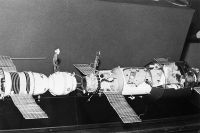 Макет стыковки космического корабля «Союз-11» и научной станции «Салют-1».