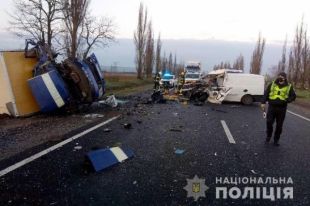 В Николаевской области микроавтобус столкнулся с грузовиком: есть жертвы.