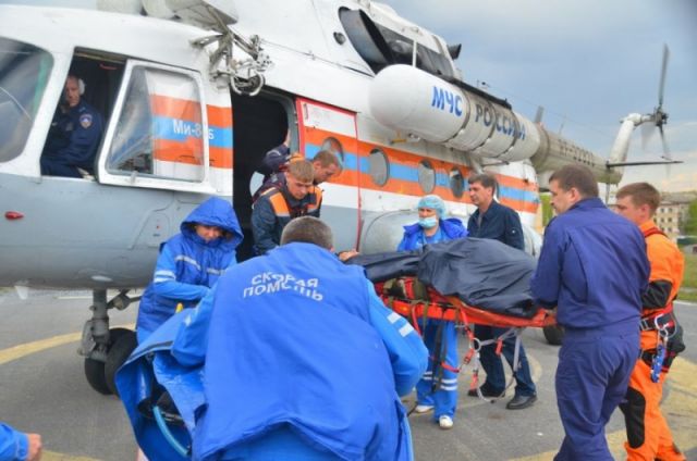 Горящую деревню Першково во Владимирской области тушит вертолёт МЧС МИ-8