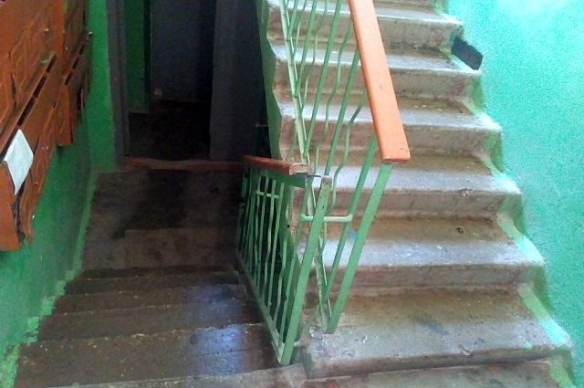 В подъезде многоэтажки Краснодара неизвестный напал на школьницу