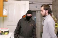 Один из задержанных (справа) по подозрению в подготовке теракта в Крыму. Кадр из оперативной съёмки ФСБ