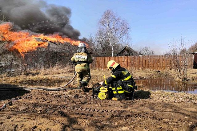 Десять домов сгорели во Владимирской области из-за пала сухой травы