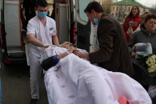 Пациента при выписке встречал сын.