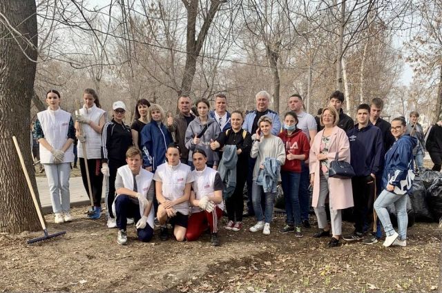 Молодежь и партия «Единая Россия» привели в порядок городской парк Энгельса