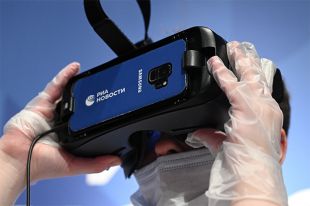 Посетитель в очках виртуальной реальности на стенде РИА Новости во время презентации VR-проектов RIA Lab в рамках Недели космонавтики в Московском планетарии.