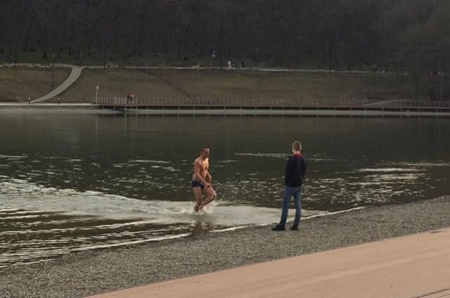 Неизвестный пловец открыл купальный сезон на Комсомольском озере Ставрополя