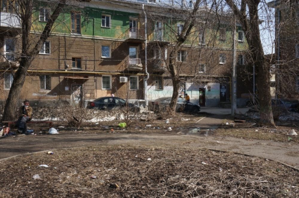 Мусор из дворов недобросовестных УК летит на соседние участки.