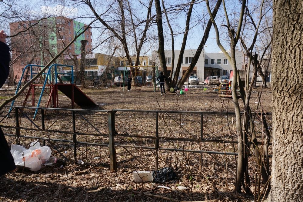 А в Перми есть и такие дворы: дети играют на площадке рядом с неприбранным мусором.