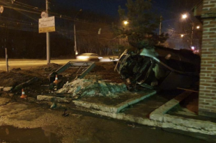 Автомобиль перевернулся, в результате пострадали три человека.