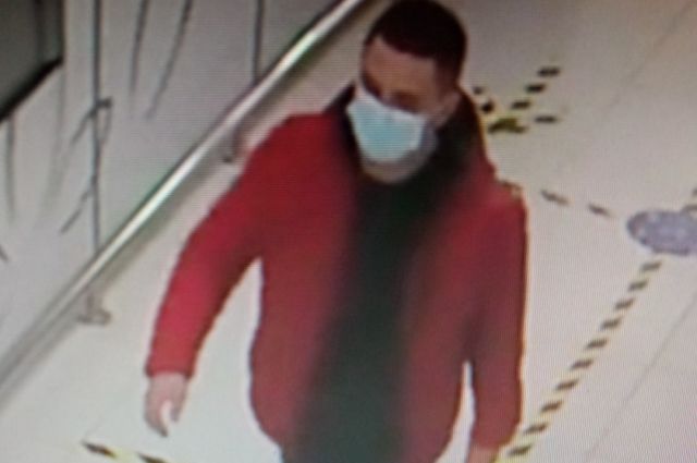 Полиция Тольятти разыскивает мужчину, укравшего из магазина 10 телефонов