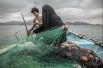 1-е место в категории «Проблемы современности». Фатима с сыном готовят рыболовную сеть в заливе Хор Омейра, в Йемене. Чтобы прокормить своих девятерых детей, она зарабатывает на жизнь рыбной ловлей. Йемен переживает гуманитарный кризис из-за затяжного вооруженного конфликта, сильных дождей, нашествия саранчи и последствий пандемии COVID-19.