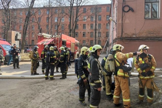 Тушение пожара на Невской мануфактуре продолжается пятые сутки