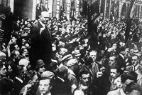 Эрнст Тельман выступает на митинге в защиту СССР. 1930 год.