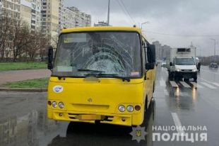 В Киеве водитель маршрутки насмерть сбил женщину.