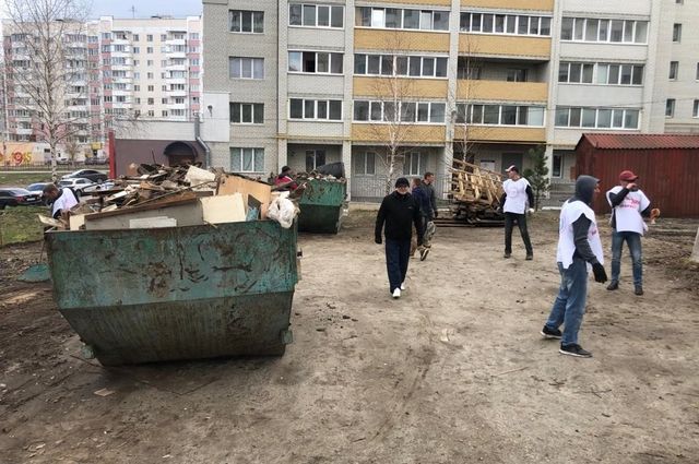 В Брянске волонтёры навели порядок на улице Романа Брянского