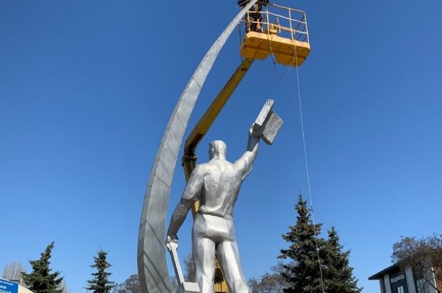 Памятнику космонавту Комарову в Нижнем Новгороде вернули спутник