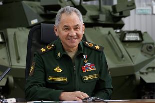 Министр обороны РФ Сергей Шойгу во время проверки выполнения государственного оборонного заказа АО «766-е управление производственно-технологической комплектации (УПТК)», где разрабатываются и выпускаются робототехнические комплексы различного назначения. Апрель, 2021 год.