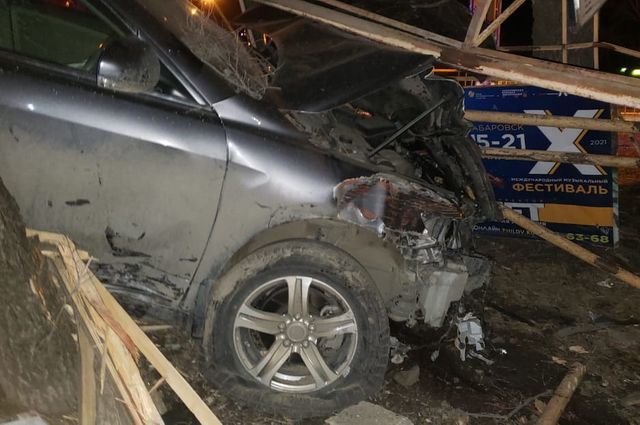 Автомобиль с нетрезвым водителем врезался в остановку в Хабаровске