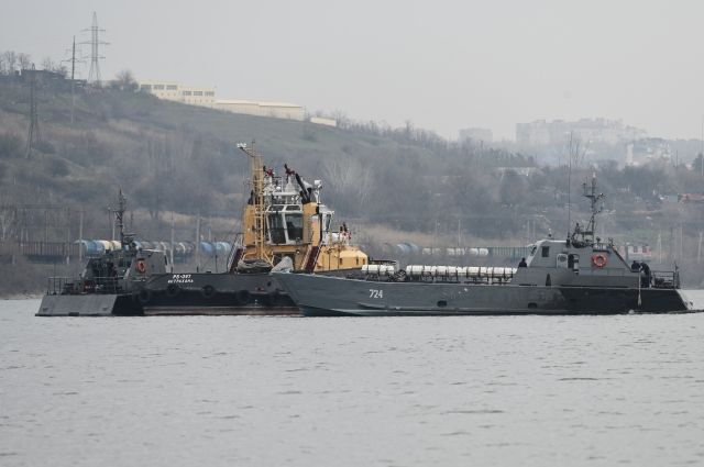 Корабли отряда Каспийской флотилии прошли под Крымским мостом