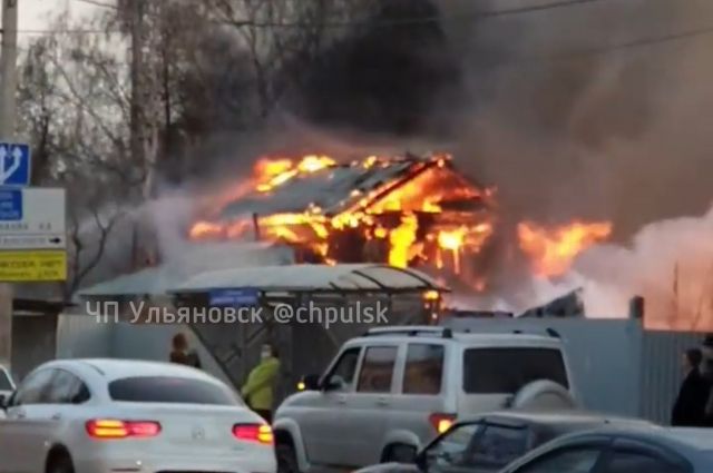 На улице Льва Толстого в Ульяновске сгорел двухэтажный дом