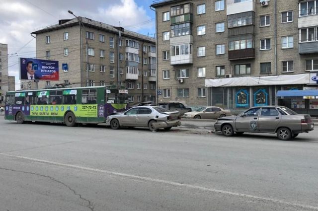 Пьяная водитель LADA спровоцировала ДТП с троллейбусом в Новосибирске