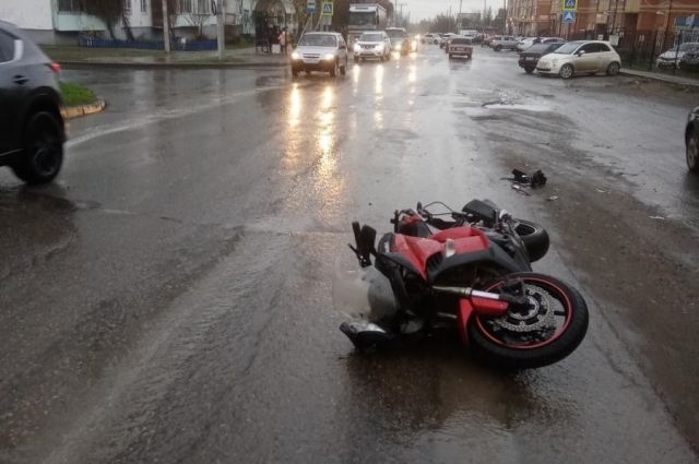 Мотоциклист получил травмы в ДТП с «Грантой» в Ростовской области