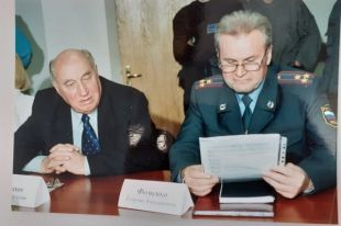 Фоменко Г.А. с председателем Совета ветеранов Главка генерал-майором милиции Сергеем Сергеевичем Галаховым на презентации гимна транспортной милиции (автор слов: член Совета ветеранов ГУТ генерал-майор милиции Бурыкин Владимир Михайлович, ноябрь 2002 г.)