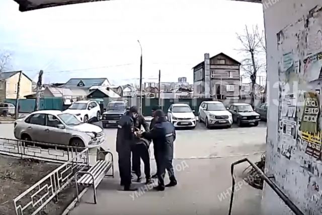 В Челябинске убийство мужчины на улице попало на камеру наблюдения