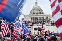 Участники акции протеста сторонников бывшего президента США Дональда Трампа у здания конгресса в Вашингтоне. (7 января 2021 г.)