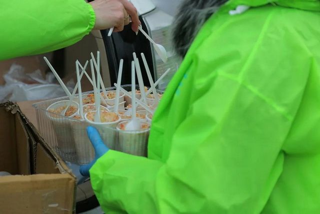 Камчатские волонтеры стали кормить бездомных два раза в неделю