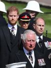 Принц Чарльз, принц Гарри, герцог Сассекский и принц Эдуард, граф Уэссекса, следуют за катафалком с телом принца Филиппа.