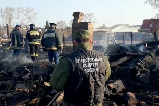 Сорок пожарных потушили сгоревший склад